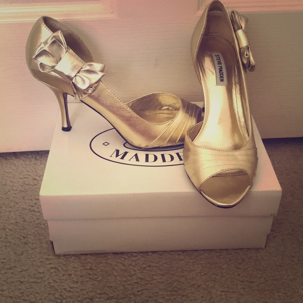 Gold leather Steve Madden shoes! Size 8.